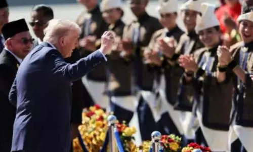 மலேசியாவில் மெய்சிலிர்த்த டிரம்ப் - நடனமாடி அசத்தல் - வீடியோ வைரல்