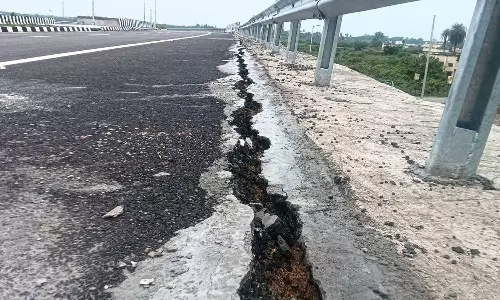 சென்னை-திருப்பதி 4 வழிச்சாலையில் 2 கி.மீட்டர் தூரத்துக்கு விரிசல்- பொதுமக்கள் அதிர்ச்சி