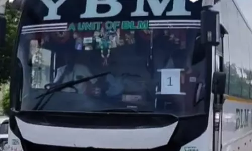 கரூர் கூட்ட நெரிசல்: விஜயை சந்திக்க மாமல்லபுரம் புறப்பட்ட உயிரிழந்தவர்களின் குடும்பத்தினர்