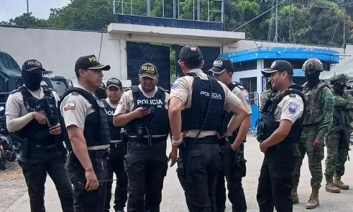 ஈகுவடாரில் சோகம்: நீச்சல் குளத்தில் நடந்த துப்பாக்கிச் சூட்டில் 5 பேர் பலி