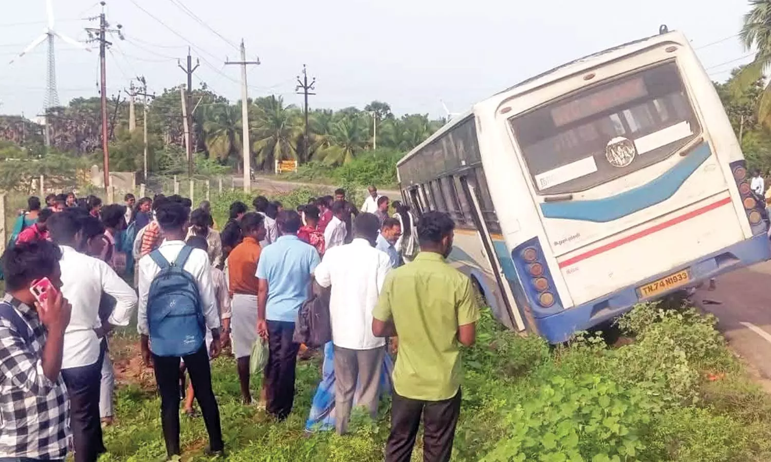 கூடங்குளம் அருகே கட்டுப்பாட்டை இழந்து சாலையோரம் இறங்கிய அரசு பஸ் - உயிர் தப்பிய பயணிகள்