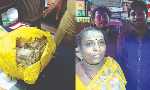 சாலையில் கேட்பாரற்று கிடந்த ரூ.17½ லட்சம்- போலீசிடம் ஒப்படைத்த பிளஸ்-2 மாணவிக்கு குவியும் பாராட்டு