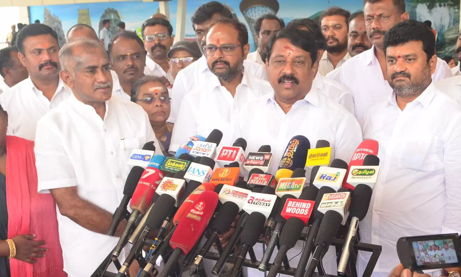 சார் என்றாலே அலர்ஜி: வாக்காளர் பட்டியல் திருத்த பணியால் தி.மு.க. அமைச்சர்கள் அச்சம்- நயினார் நாகேந்திரன் சார் என்றாலே அலர்ஜி: வாக்காளர் பட்டியல் திருத்த பணியால் தி.மு.க. அமைச்சர்கள் அச்சம்- நயினார் நாகேந்திரன்