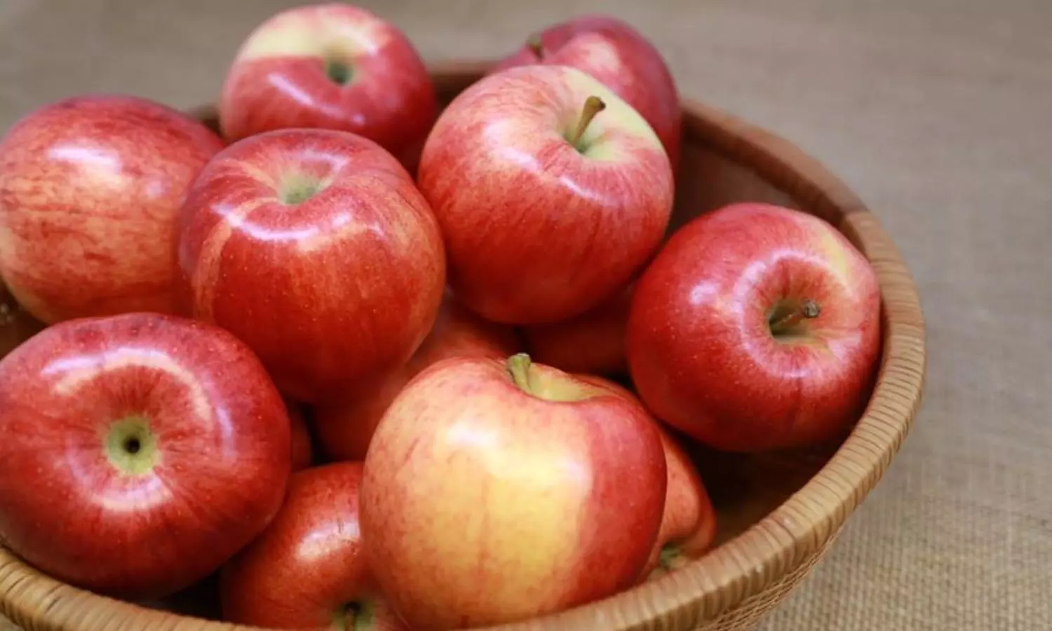 தினம் ஒரு ஆப்பிள் சாப்பிட்டால் மருத்துவரிடம் செல்ல வேண்டாமா? உண்மையா?
