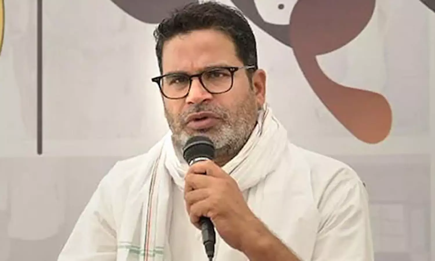 பிரசாந்த் கிஷோருக்கு தேர்தல் ஆணையம் நோட்டீஸ்: இதுதான் காரணம் பிரசாந்த் கிஷோருக்கு தேர்தல் ஆணையம் நோட்டீஸ்: இதுதான் காரணம்