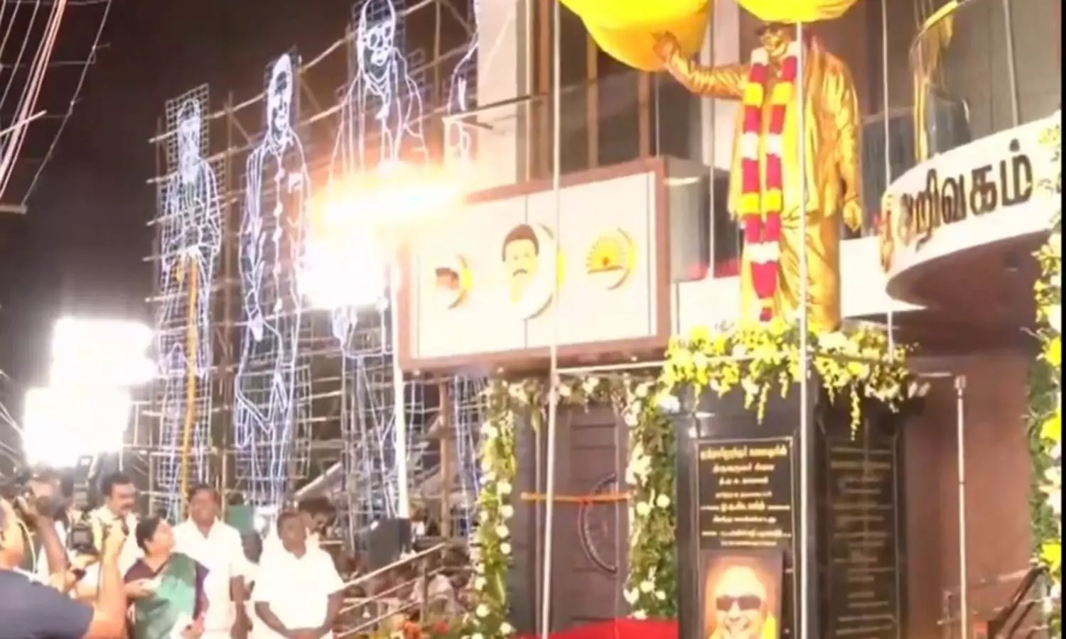 கோவில்பட்டி: கலைஞர் சிலையை திறந்து வைத்தார் முதல்வர் மு.க.ஸ்டாலின் கோவில்பட்டி: கலைஞர் சிலையை திறந்து வைத்தார் முதல்வர் மு.க.ஸ்டாலின்