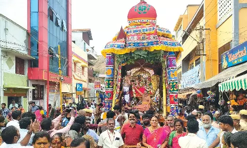 திருப்பரங்குன்றத்தில் கந்த சஷ்டி தேரோட்டம்- அரோகரா கோஷத்துடன் பக்தர்கள் வடம் பிடித்தனர்