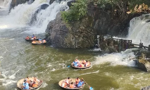 ஒகேனக்கல் அருவியில் குளிக்க, பரிசல் இயக்க அனுமதி - சுற்றுலா பயணிகள் உற்சாகம்