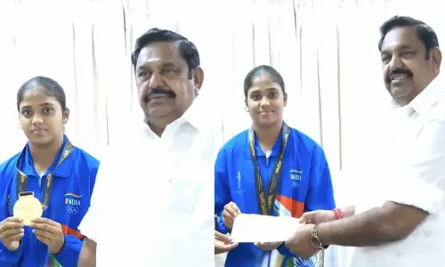 எடப்பாடி பழனிசாமியைச் சந்தித்து வாழ்த்து பெற்றார் கபடி வீராங்கனை கார்த்திகா