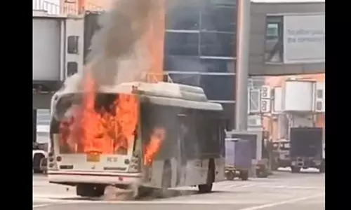 டெல்லியில் பரபரப்பு: விமானம் அருகே நின்று கொண்டிருந்த பேருந்தில் திடீர் தீ