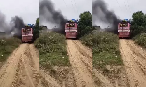 ராஜஸ்தானில் தொழிலாளர்களை ஏற்றிச்சென்ற பஸ் தீப்பிடித்து எரிந்தது: 2 பேர் உடல் கருகி பலி