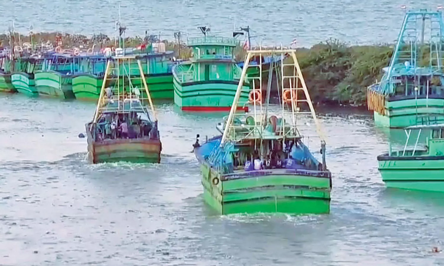 11 நாட்களுக்கு பிறகு கடலுக்கு மீன்பிடிக்க சென்ற நாகை மீனவர்கள் 11 நாட்களுக்கு பிறகு கடலுக்கு மீன்பிடிக்க சென்ற நாகை மீனவர்கள்