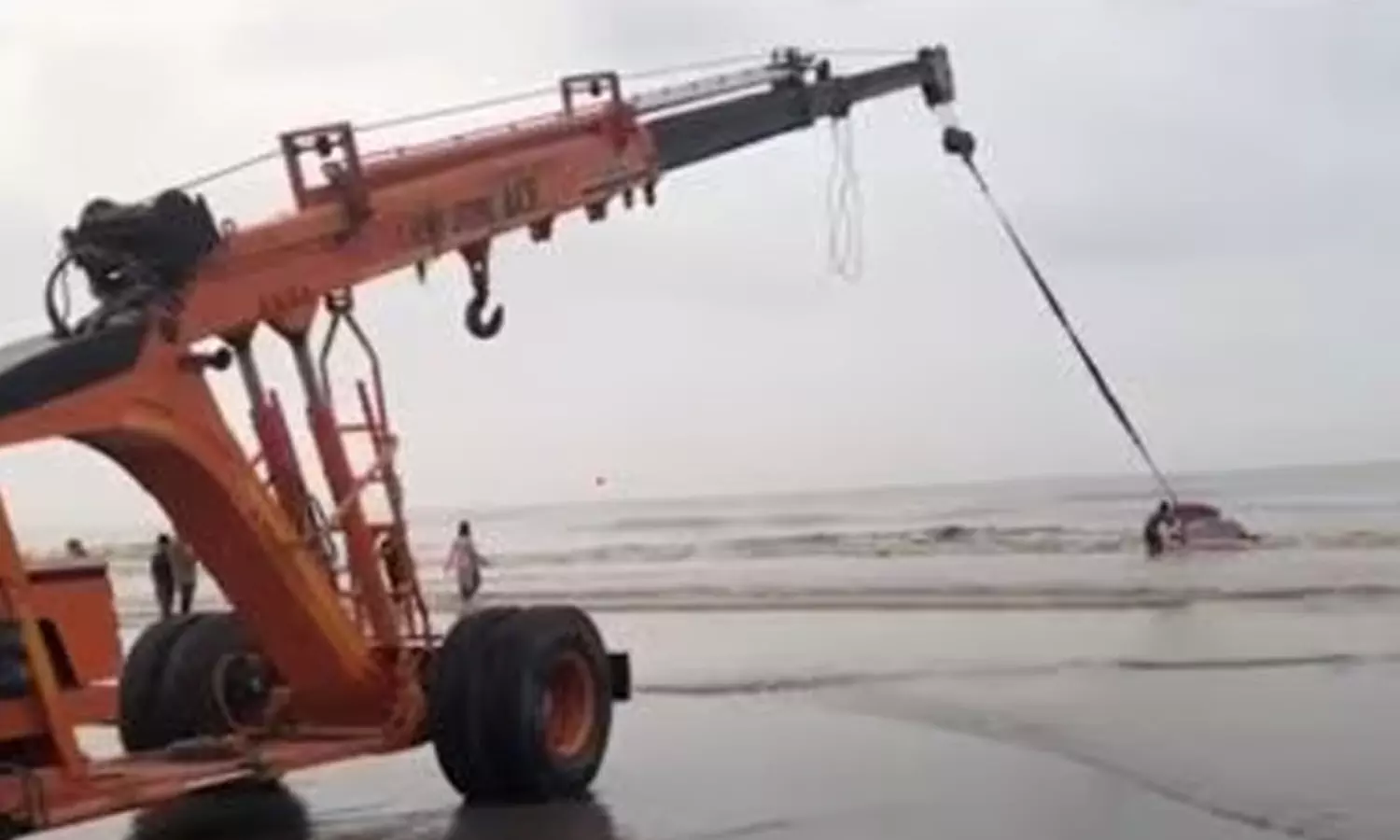 VIDEO: சாகசத்துக்கு ஆசைப்பட்டு நடுக்கடலில் சொகுசு காருடன் சிக்கிய வாலிபர் VIDEO: சாகசத்துக்கு ஆசைப்பட்டு நடுக்கடலில் சொகுசு காருடன் சிக்கிய வாலிபர்