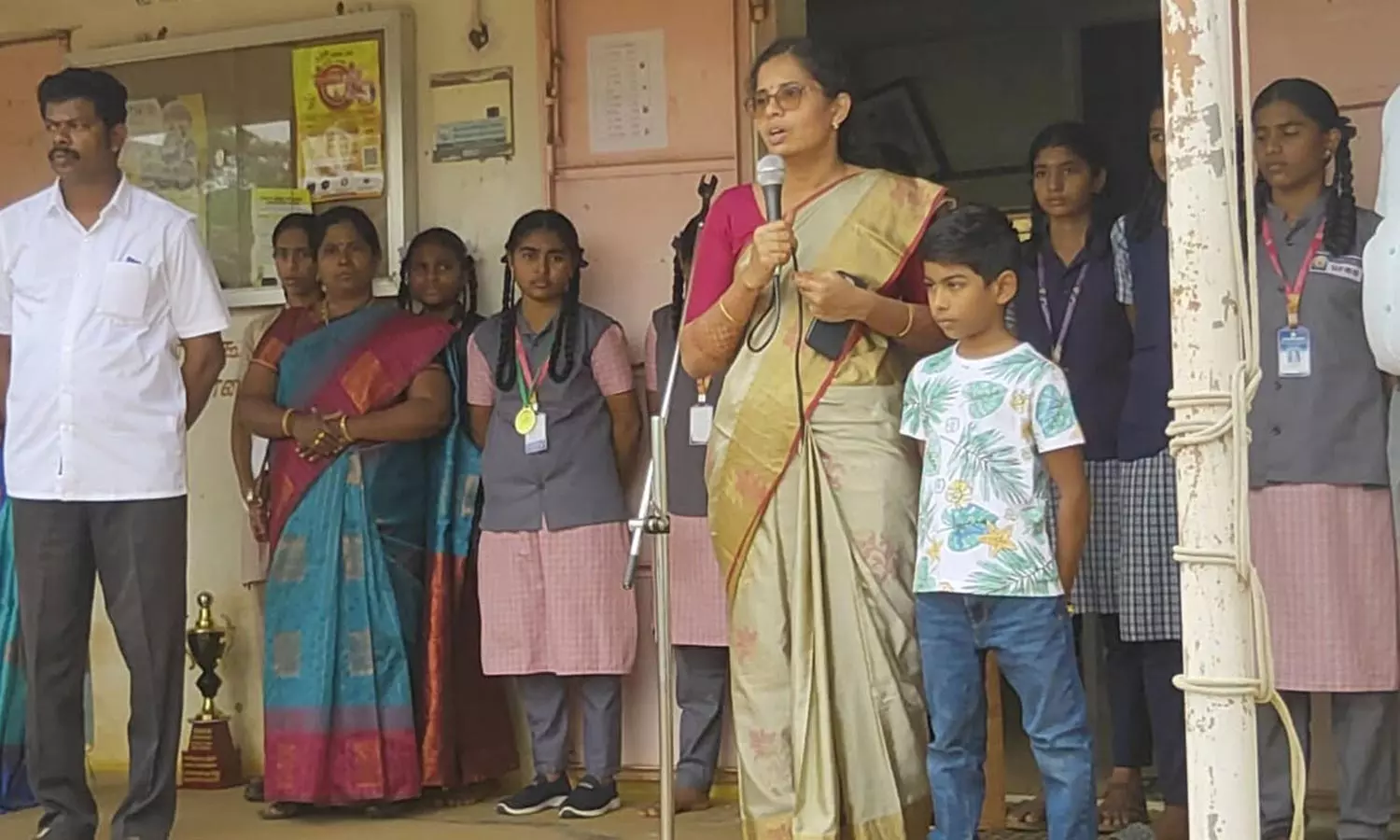 சத்தியமங்கலம் அருகே நெகிழ்ச்சி சம்பவம்- தான் படித்த பள்ளிக்கு கலெக்டராக வந்து அசத்திய முன்னாள் மாணவி சத்தியமங்கலம் அருகே நெகிழ்ச்சி சம்பவம்- தான் படித்த பள்ளிக்கு கலெக்டராக வந்து அசத்திய முன்னாள் மாணவி