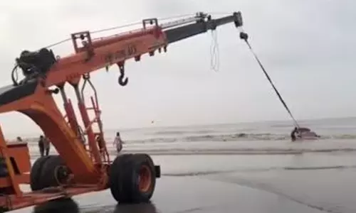 VIDEO: சாகசத்துக்கு ஆசைப்பட்டு நடுக்கடலில் சொகுசு காருடன் சிக்கிய வாலிபர்