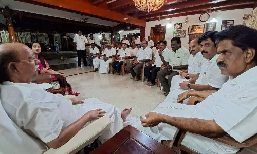 தைலாபுரம் தோட்டத்தில் ராமதாசுடன் தி.மு.க. கூட்டணி தலைவர் திடீர் சந்திப்பு