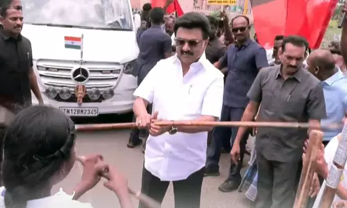 மாணவர்களுடன் சிலம்பம் சுற்றி அசத்திய முதலமைச்சர் மு.க.ஸ்டாலின்