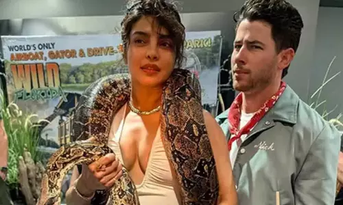 கழுத்தில் மலைப் பாம்புடன் நின்ற பிரியங்கா சோப்ரா.. மலைத்து நின்ற கணவர் நிக் ஜோனாஸ்!