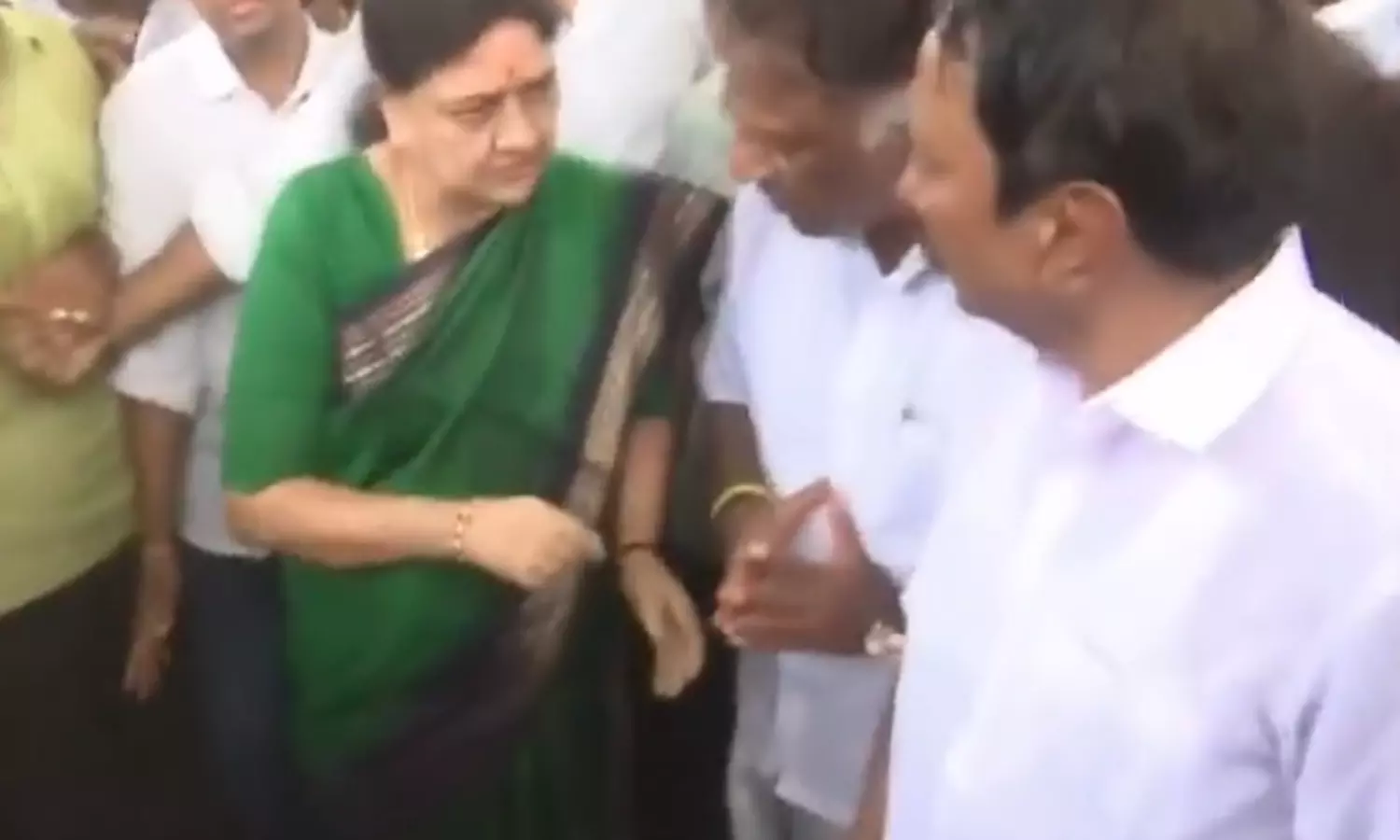 தேவர் நினைவிடத்தில் சசிகலா உடன் ஓ.பன்னீர்செல்வம், செங்கோட்டையன் சந்திப்பு