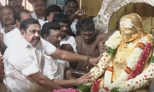 பசும்பொன் முத்துராமலிங்கத்தேவர் நினைவிடத்தில் எடப்பாடி பழனிசாமி மரியாதை