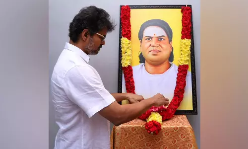 பசும்பொன் முத்துராமலிங்கத் தேவரின் உருவ படத்திற்கு விஜய் மரியாதை