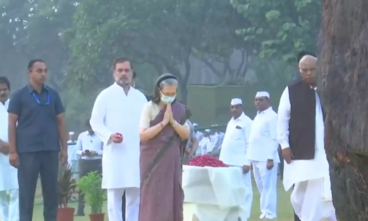 இந்திரா காந்தி நினைவு தினம்- நினைவிடத்தில் சோனியா, மல்லிகார்ஜுன கார்கே, ராகுல் அஞ்சலி