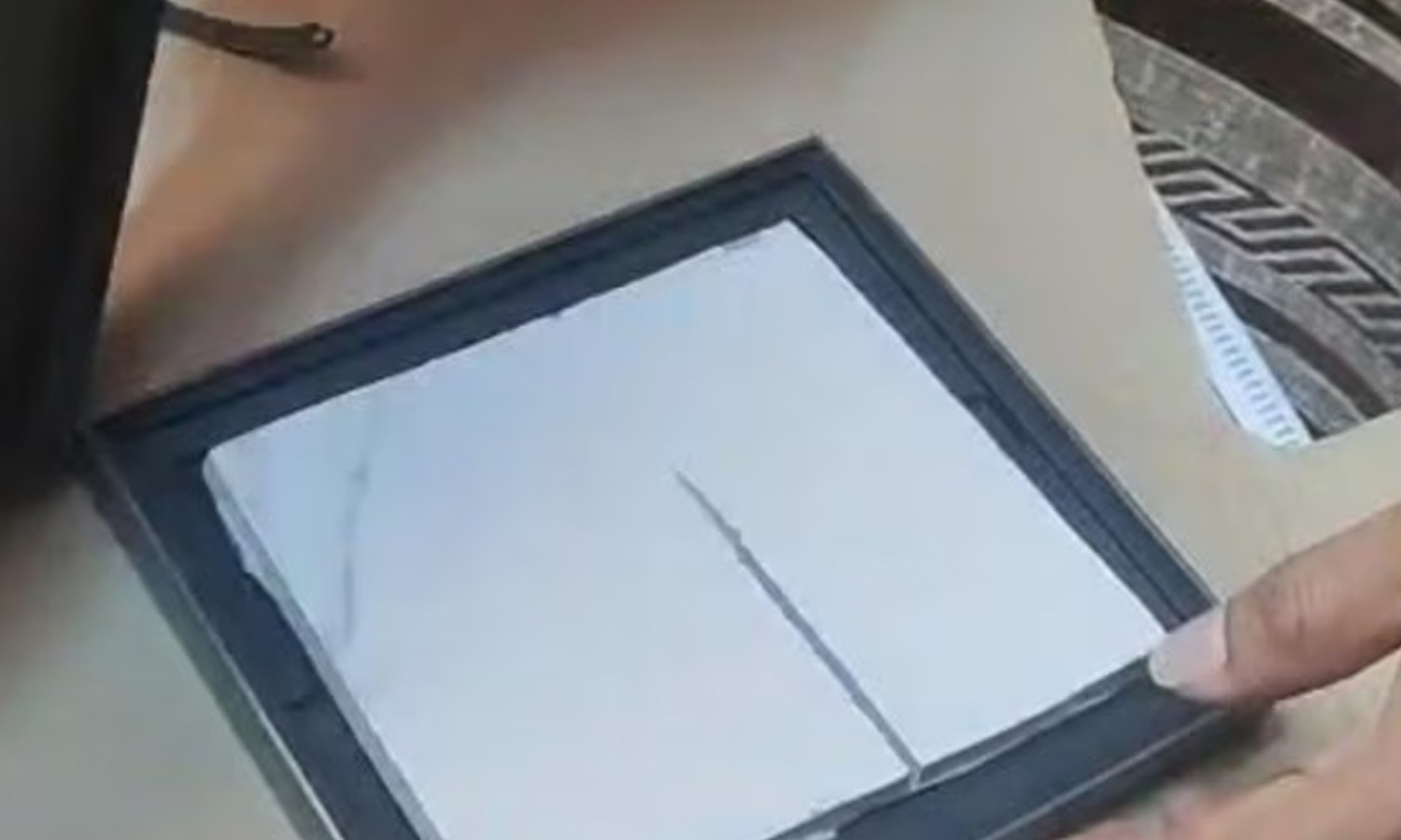 ஆன்லைனில் ரூ.1¾ லட்சத்திற்கு ஆர்டர் செய்த செல்போன்... என்ஜினீயருக்கு பேரதிர்ச்சியாக வந்த பளிங்கு கல்