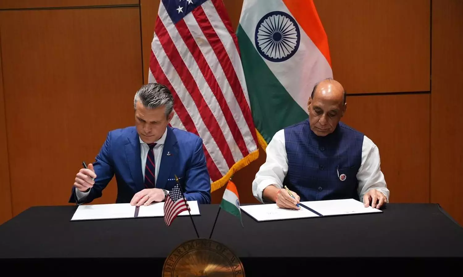 இந்தியா- அமெரிக்கா இடையே 10 ஆண்டுக்கான பாதுகாப்பு ஒப்பந்தம்: ராஜ்நாத் சிங் கையெழுத்து