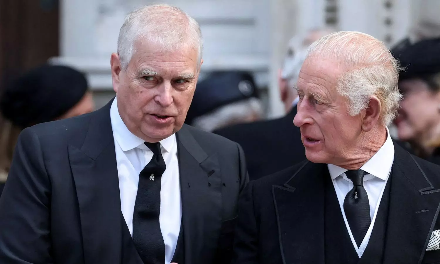 தம்பி ஆண்ட்ரூவின் இளவரசர் பட்டத்தை பறித்து  கோட்டையில் இருந்து வெளியேற்ற மன்னர் சார்லஸ் உத்தரவு.. ஏன்?