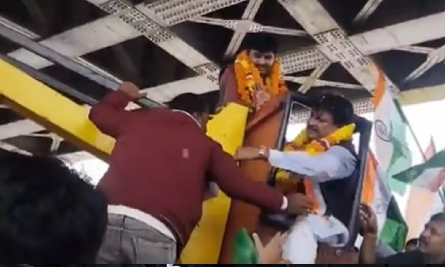 VIDEO: சிலைக்கு மாலை போடும்போது கோளாறு  செய்த கிரேன்.. ஆத்திரத்தில் ஆபரேட்டரை அடித்த பாஜக எம்.பி