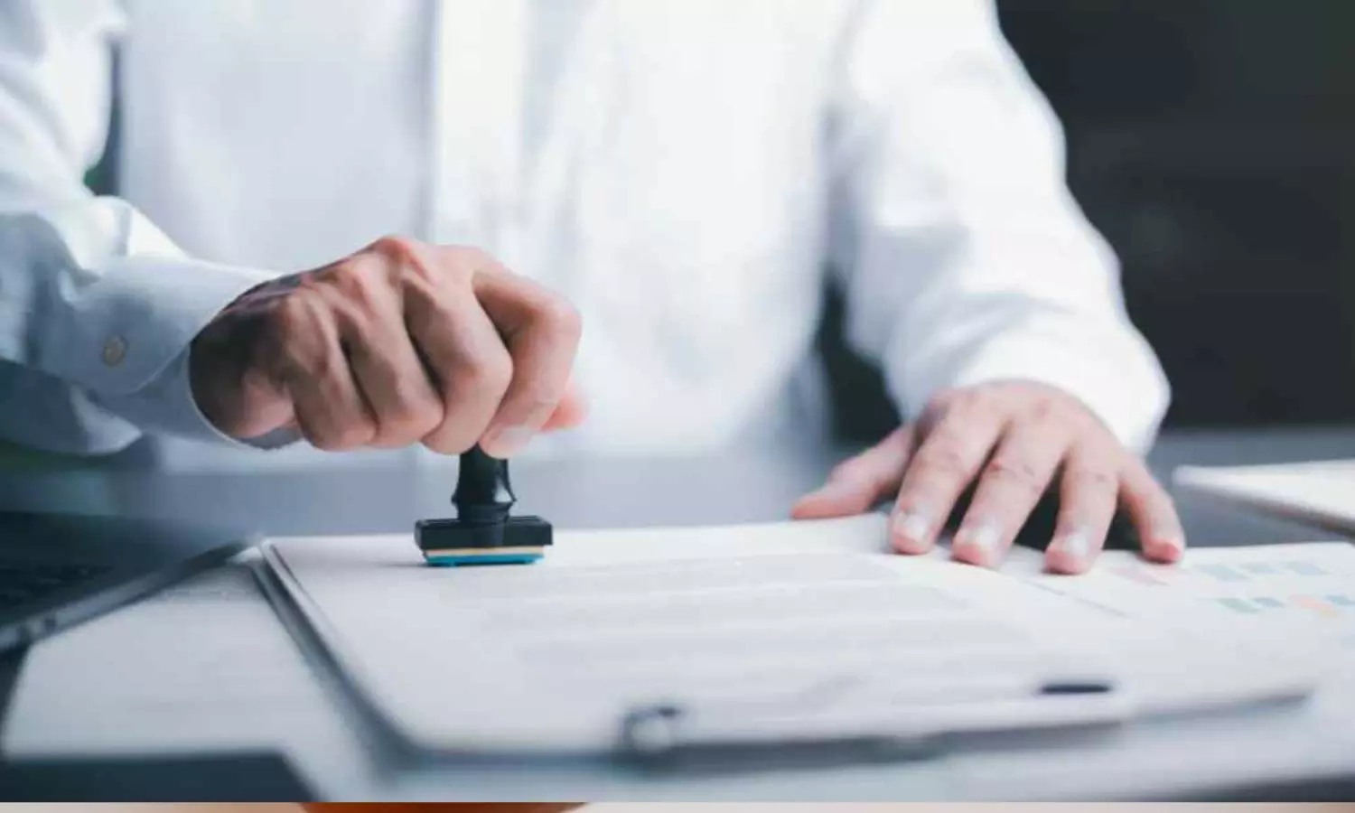 குப்பைத் தொட்டியில் கிடந்த பங்குச் சான்றிதழ்கள்.. பேரனுக்கு அடித்த ரூ.2.5 கோடி ஜாக்பாட் - குறுக்கே வந்த தந்தை