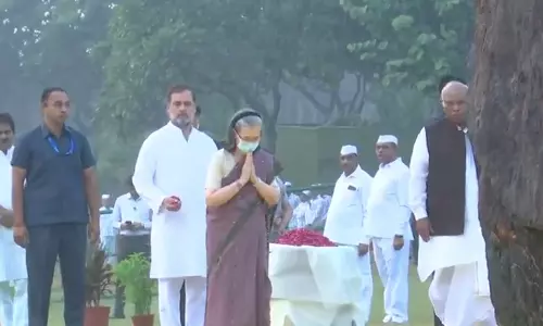 இந்திரா காந்தி நினைவு தினம்- நினைவிடத்தில் சோனியா, மல்லிகார்ஜுன கார்கே, ராகுல் அஞ்சலி