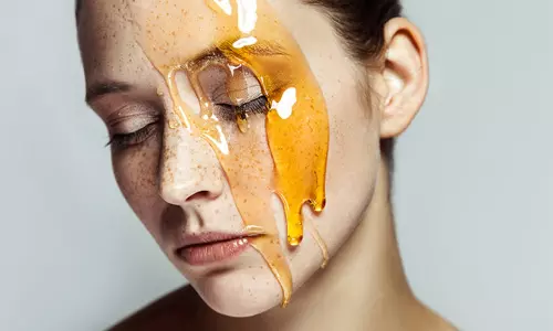 இனிக்கும் தேனில் இவ்வளவு அழகு நன்மைகளா! அப்படியே தடவலாம்...