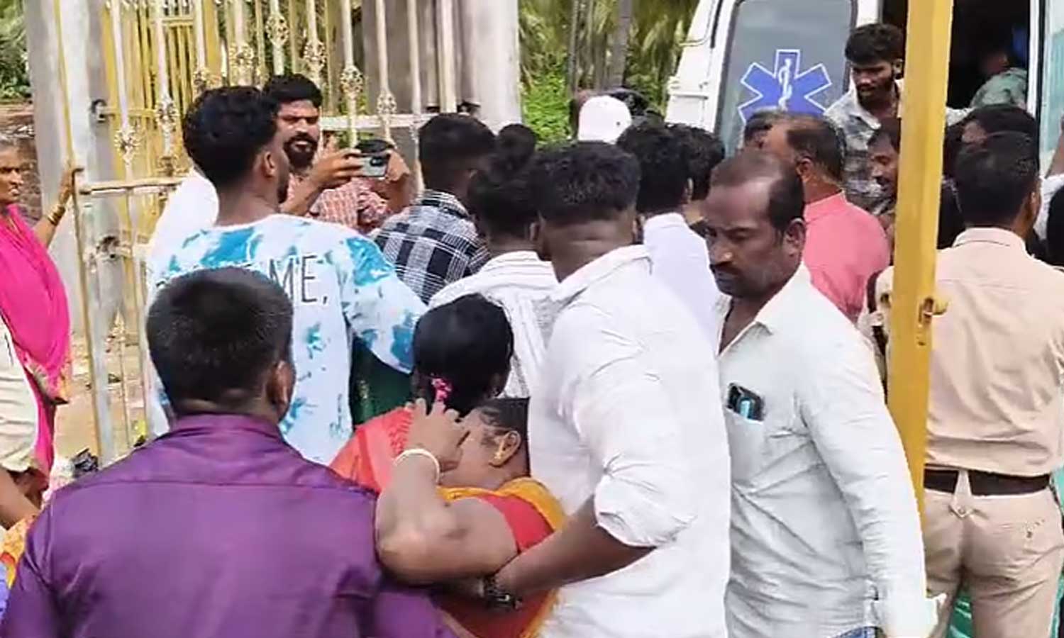 ஆந்திரா: ஏகாதசியை ஒட்டி கோவிலில் குவிந்த பக்தர்கள் - கூட்ட நெரிசலில் 9 பேர் உயிரிழப்பு