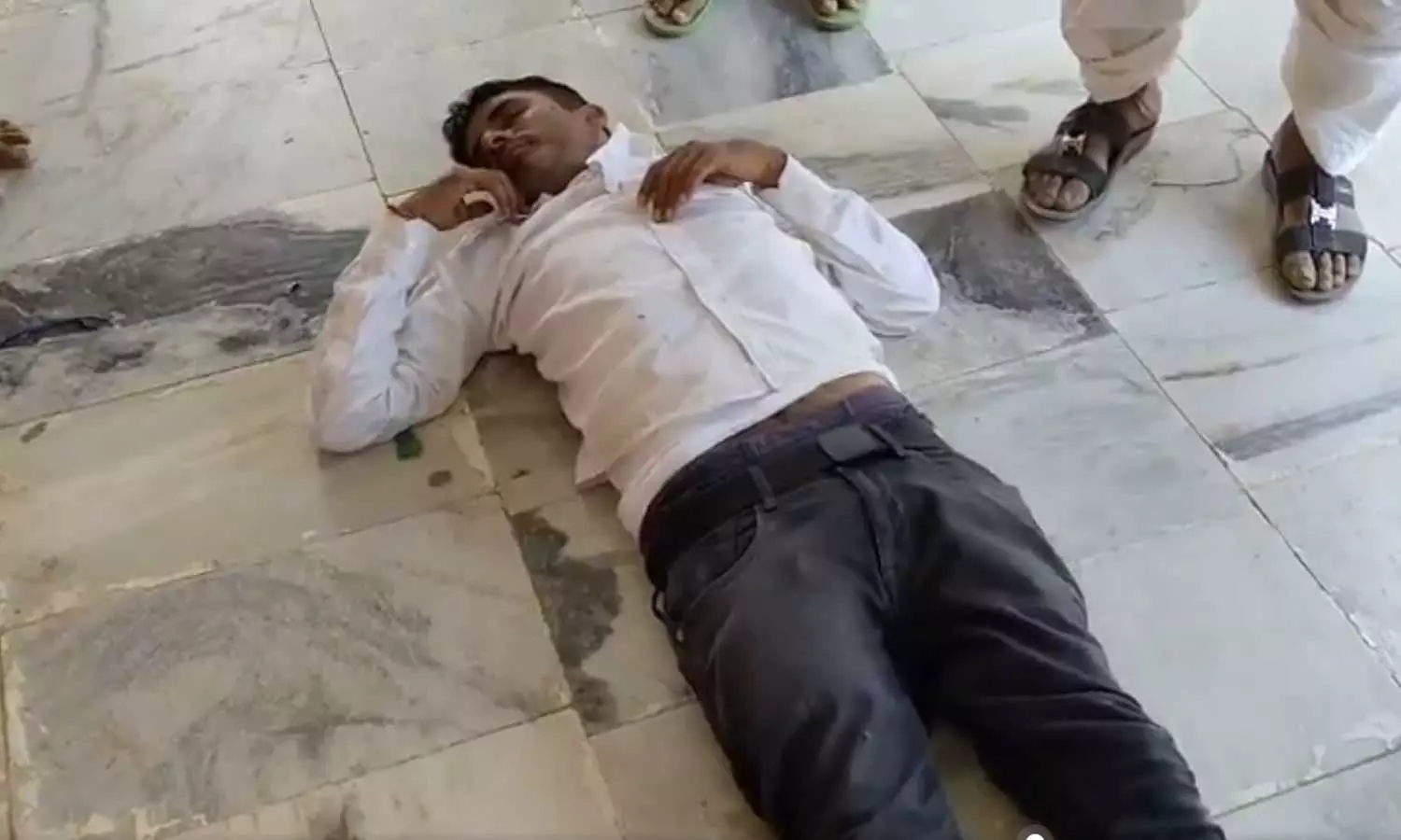 VIDEO: அரசுப்பள்ளியில் குடிபோதையில் மயங்கி கிடந்த ஆசிரியர் பணிநீக்கம்