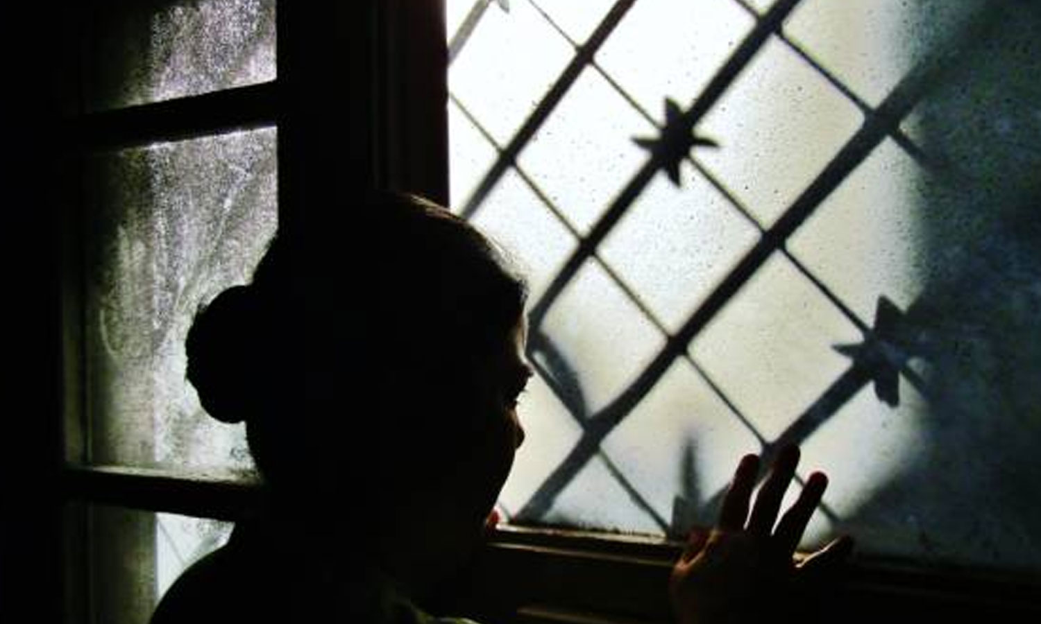 குழந்தை பெற்றெடுக்க வற்புறுத்தல்: கணவரின் தம்பியுடன் உல்லாசமாக இருக்க கோரி இளம்பெண் சித்ரவதை