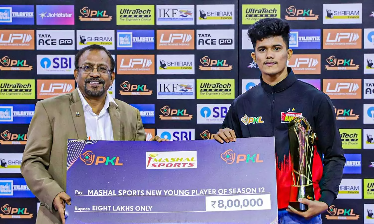 புரோ கபடி: புதிய இளம் வீரருக்கான விருதை வென்ற தமிழ்நாடு வீரர் தீபக் சங்கர்