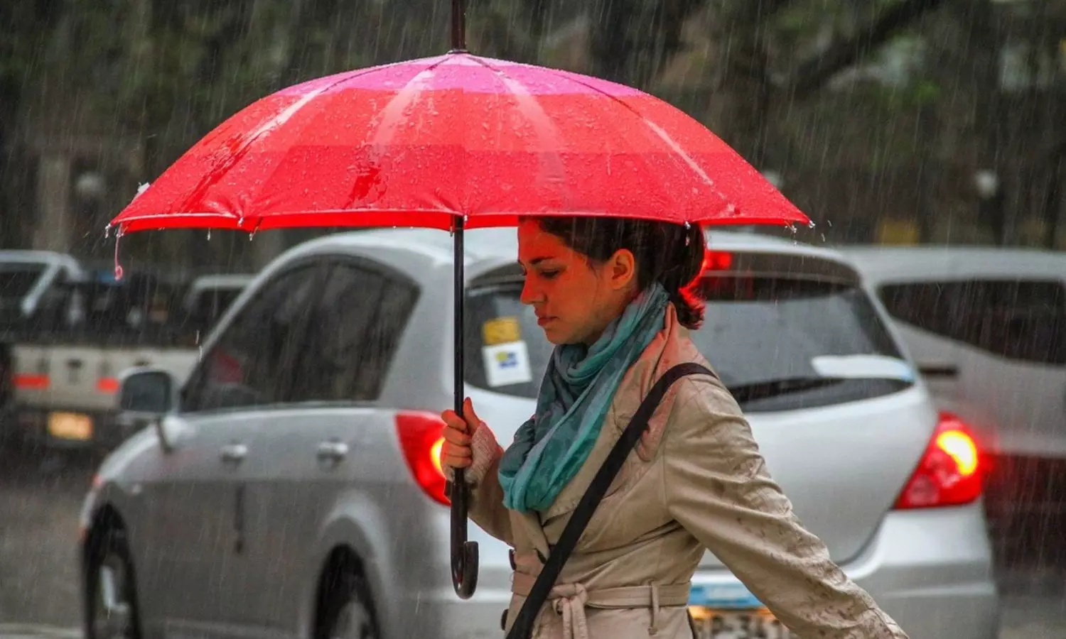 அலுவலகம் செல்லும் பெண்கள் மழைக்காலத்தில் பாதுகாப்பாக சென்றுவர வழிகள்!