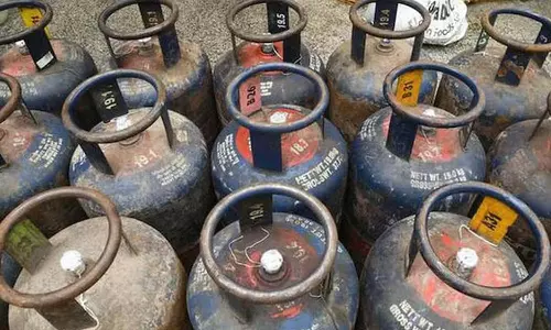 மாத தொடக்கத்தில் குறைந்த வணிக பயன்பாட்டிற்கான சிலிண்டர் விலை