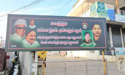 செங்கோட்டையனின் கட்சி அலுவலகத்தின் பேனரிலிருந்த இ.பி.எஸ். புகைப்படம் மறைப்பு