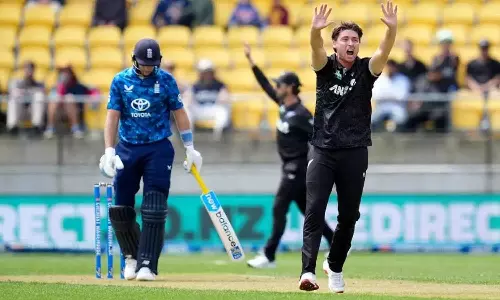 நியூசிலாந்துக்கு எதிரான கடைசி ஒருநாள் போட்டி: 222 ரன்களில் இங்கிலாந்து ஆல் அவுட்