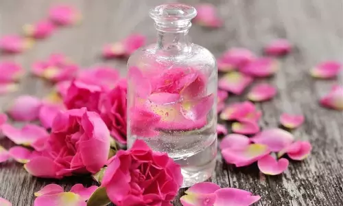 ரோஸ் வாட்டரை முகத்திற்கு மட்டுமல்ல தலைமுடிக்கும் பயன்படுத்தலாம்!