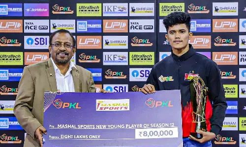 புரோ கபடி: புதிய இளம் வீரருக்கான விருதை வென்ற தமிழ்நாடு வீரர் தீபக் சங்கர்