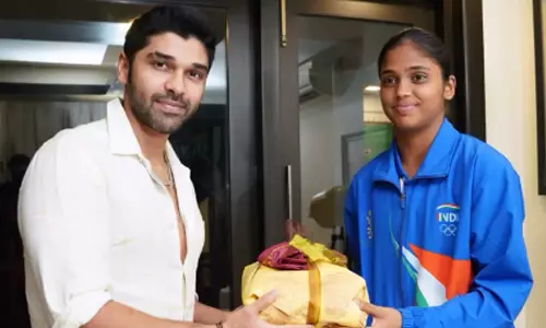 கண்ணகி நகர் கார்த்திகாவை நேரில் சந்தித்து வாழ்த்திய நடிகர் துருவ் விக்ரம்