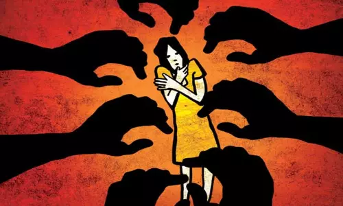 பணி முடிந்து வீடு திரும்பிக்கொண்டிருந்த இளம்பெண் கூட்டுப் பாலியல் வன்கொடுமை செய்யப்பட்ட கொடூரம்