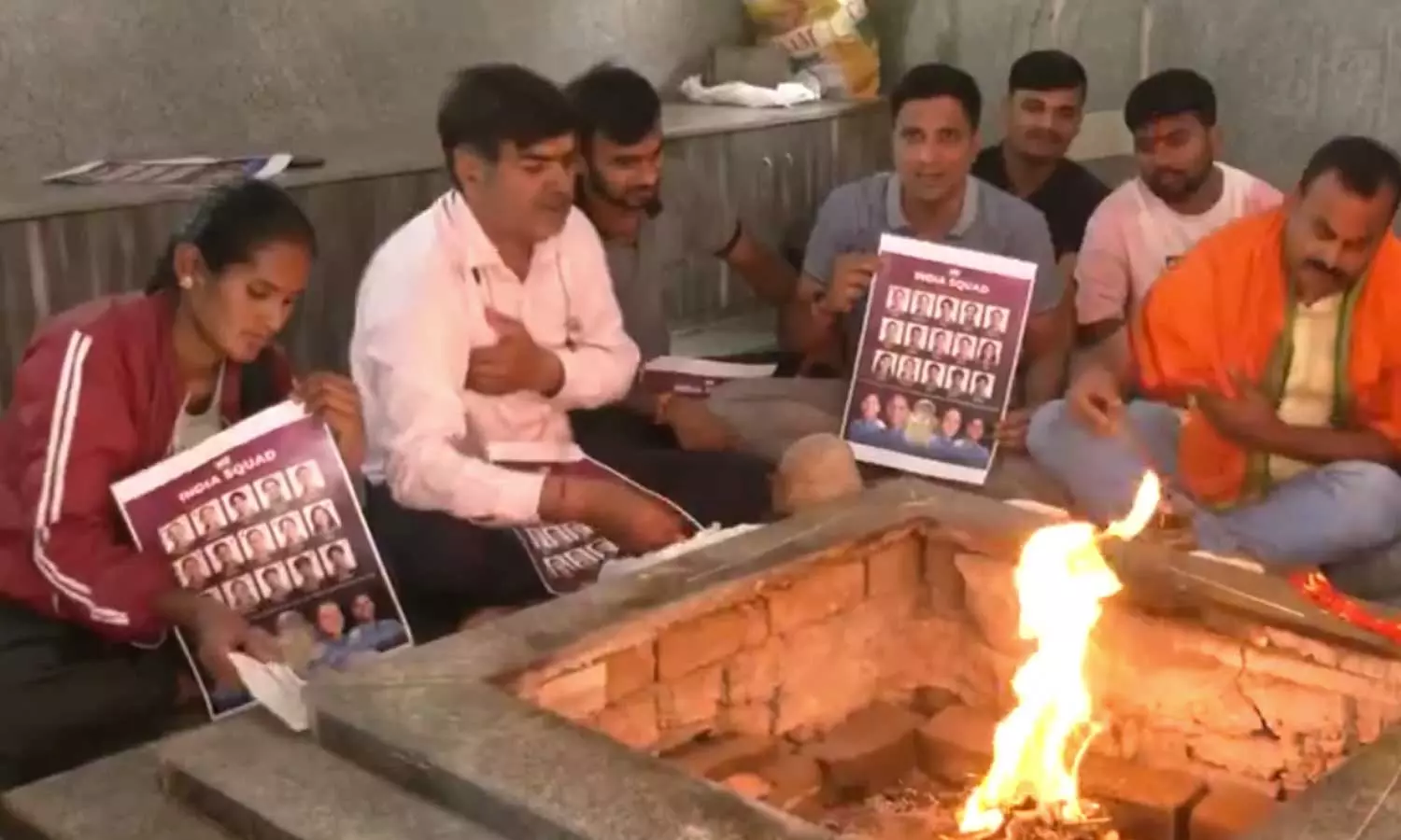 மகளிர் உலகக் கோப்பை இறுதிப் போட்டி: இந்தியா வெற்றி பெறவேண்டி பொதுமக்கள் பிரார்த்தனை