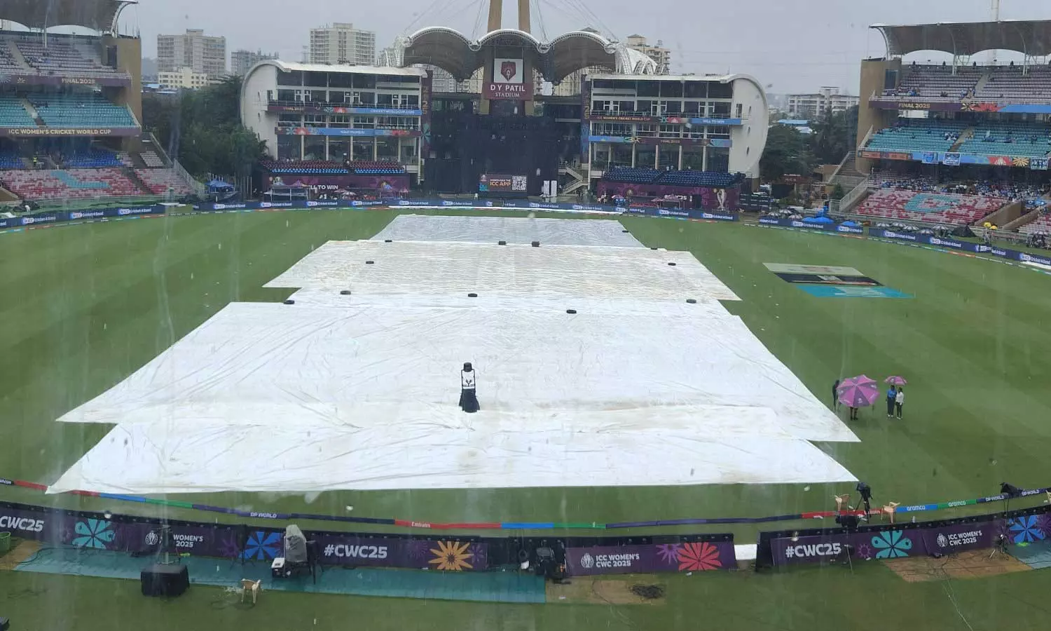 மகளிர் உலக கோப்பை யாருக்கு? மழையால் டாஸ் சுண்டுவதில் தாமதம்