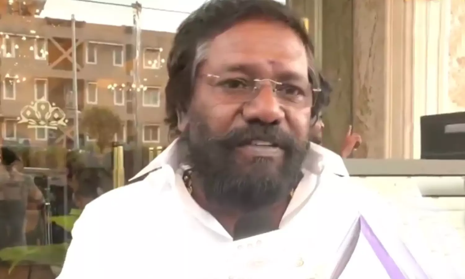 விஜய்க்கு மக்கள் மீது அக்கறை இல்லை- கருணாஸ் விமர்சனம்