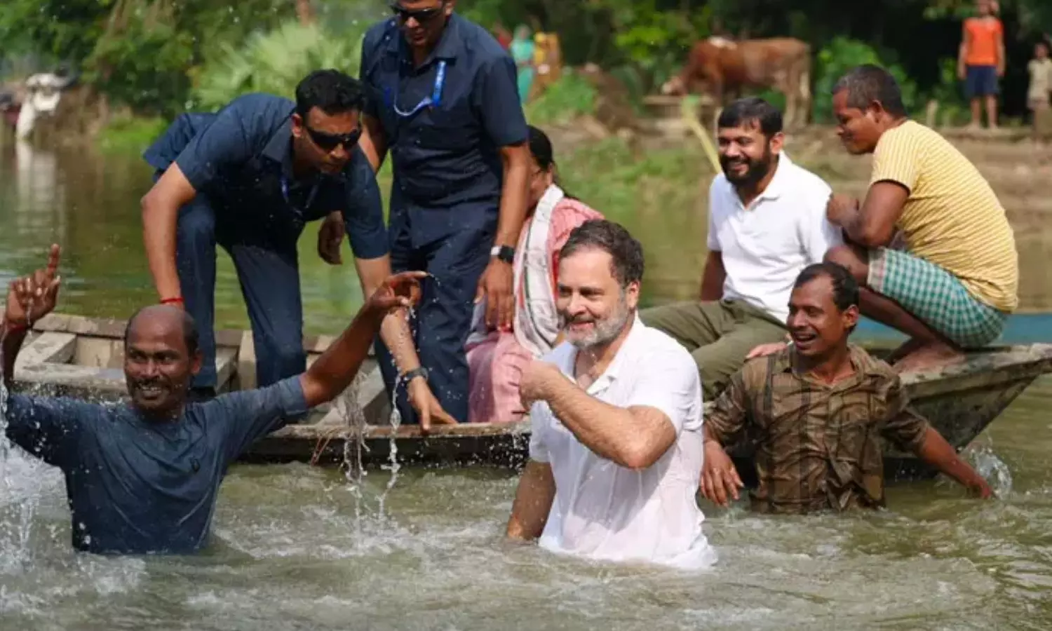 பீகார் பிரசாரத்திற்கு மத்தியில் மீன் பிடித்து, நீச்சலடித்து மகிழ்ந்த ராகுல் காந்தி பீகார் பிரசாரத்திற்கு மத்தியில் மீன் பிடித்து, நீச்சலடித்து மகிழ்ந்த ராகுல் காந்தி