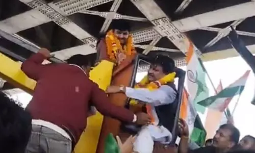 VIDEO: கிரேனில் சிக்கிக் கொண்ட ஆத்திரத்தில் ஆப்ரேட்டரை அடித்த பாஜக எம்.பி.